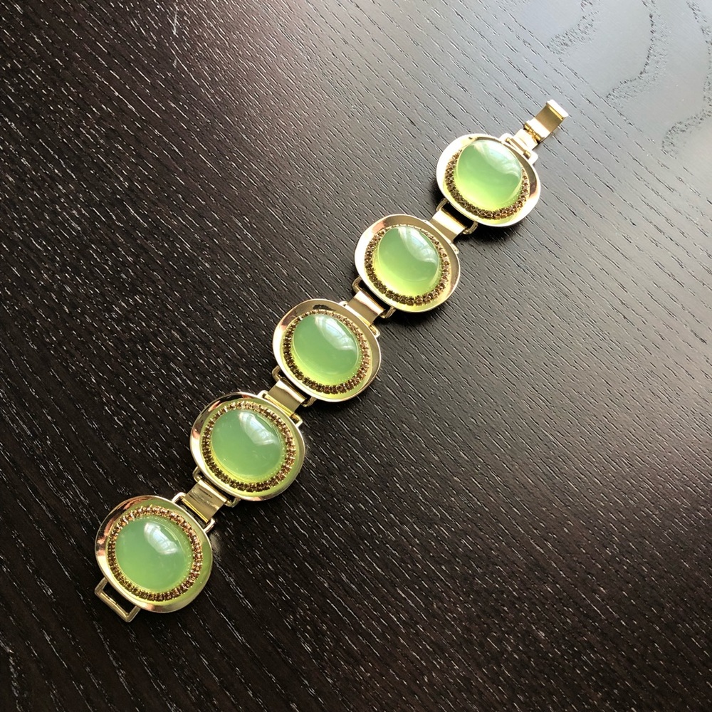 🌱 J. Crew cabochon and crystal bracelet

🐰
